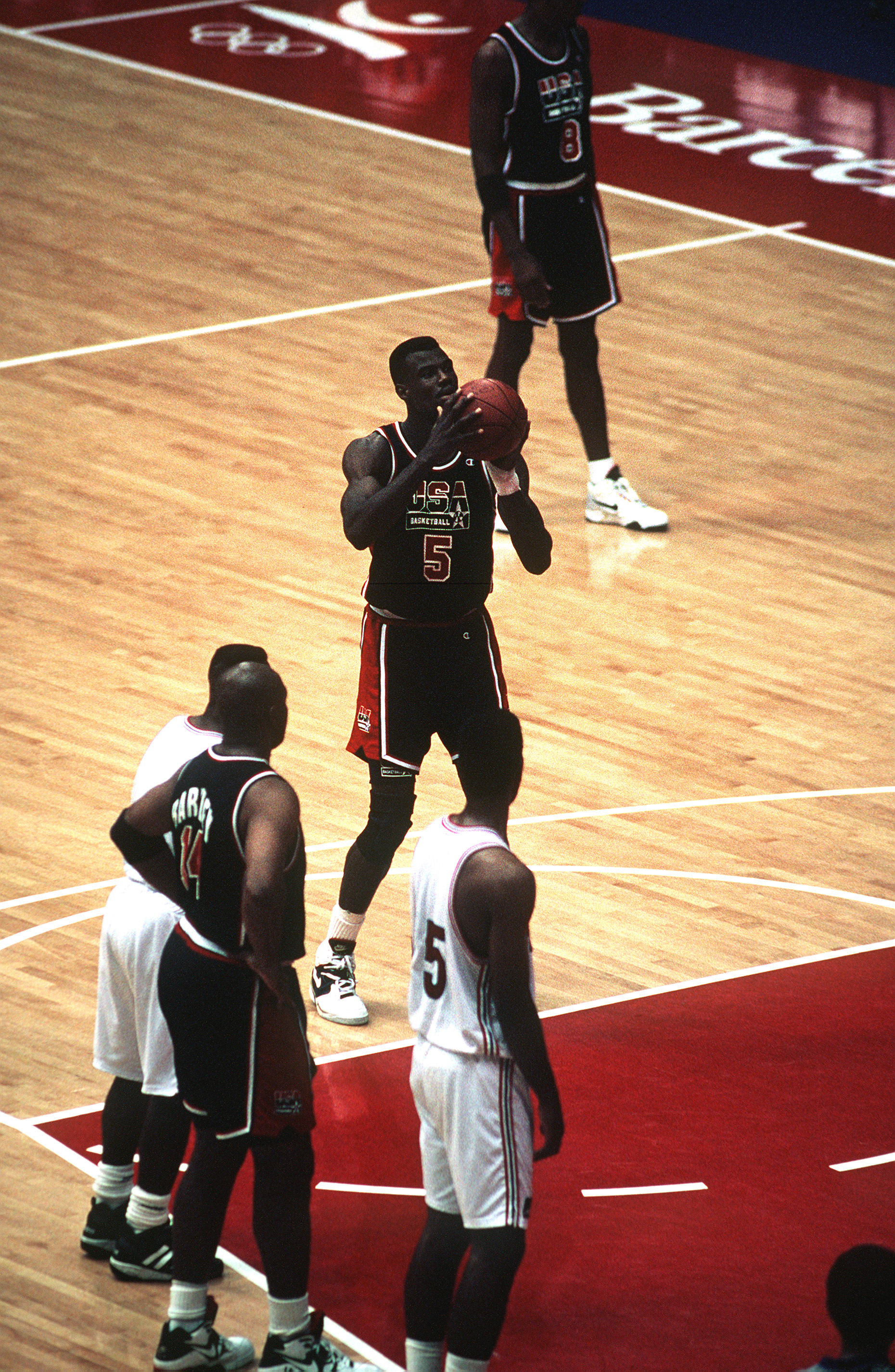 Imagem de referência de basquetebol, descrito nos dados abertos como desporto coletivo jogado com uma bola de couro e duas cestas