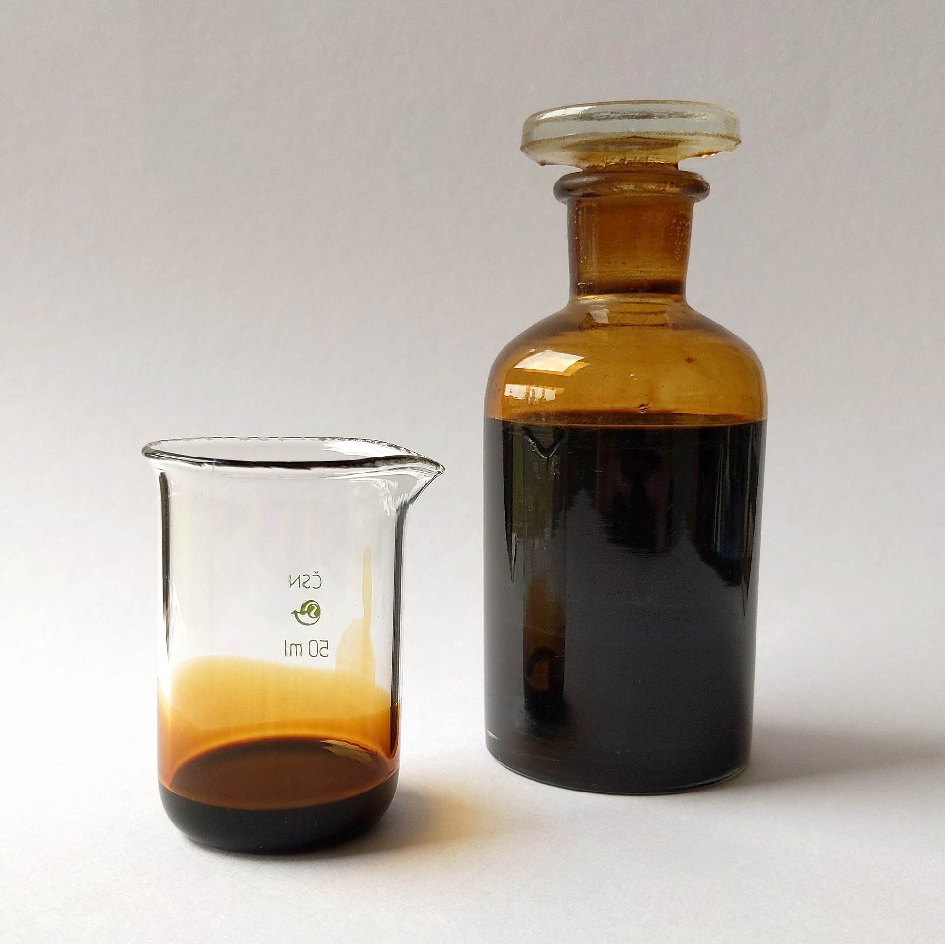 Imagem de referência de petróleo, descrito nos dados abertos como líquido inflamável de origem natural