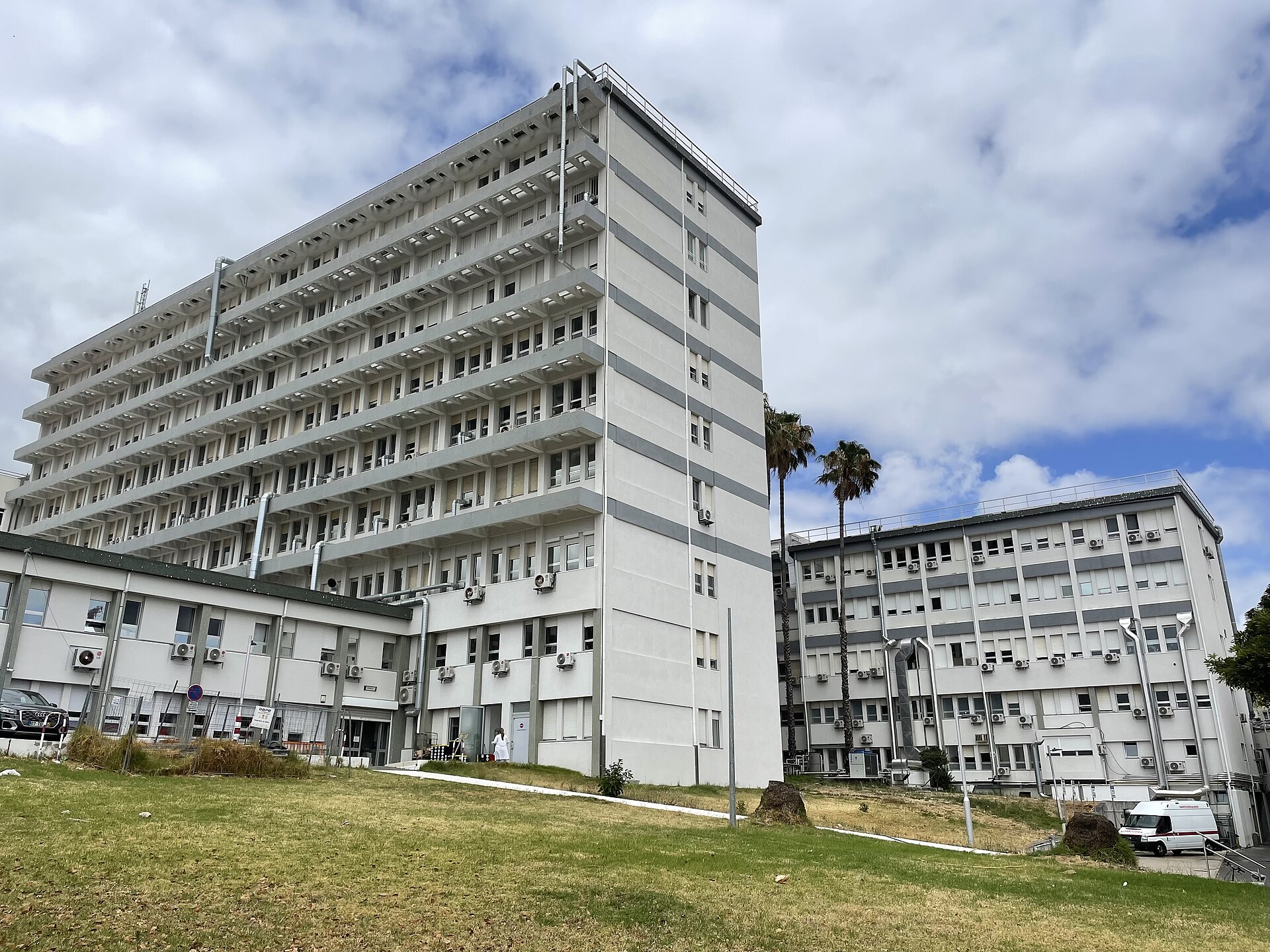 Imagem de referência relacionada a Hospital de Egas Moniz, item descrito como hospital público em Lisboa, Portugal