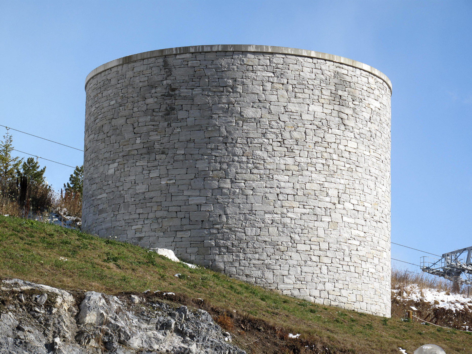 Imagem de referência relacionada a James Turrell, item descrito como escultor norte-americano