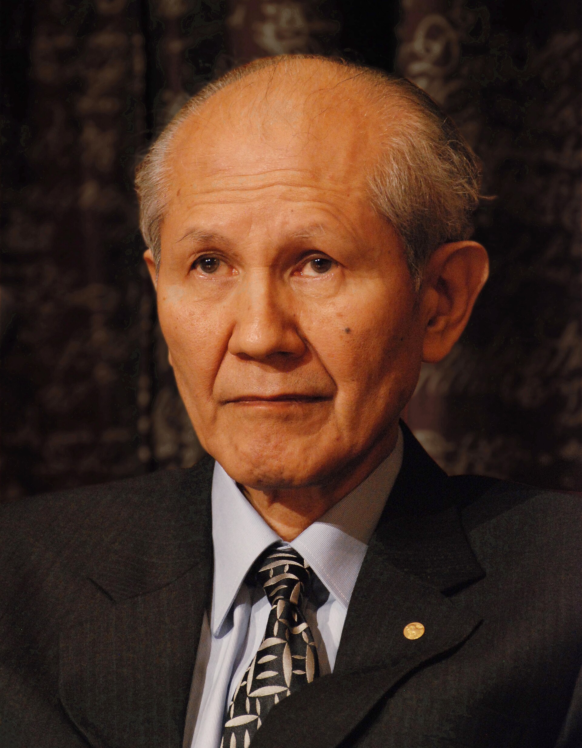 Imagem de referência relacionada a Osamu Shimomura, item descrito como químico de Japão