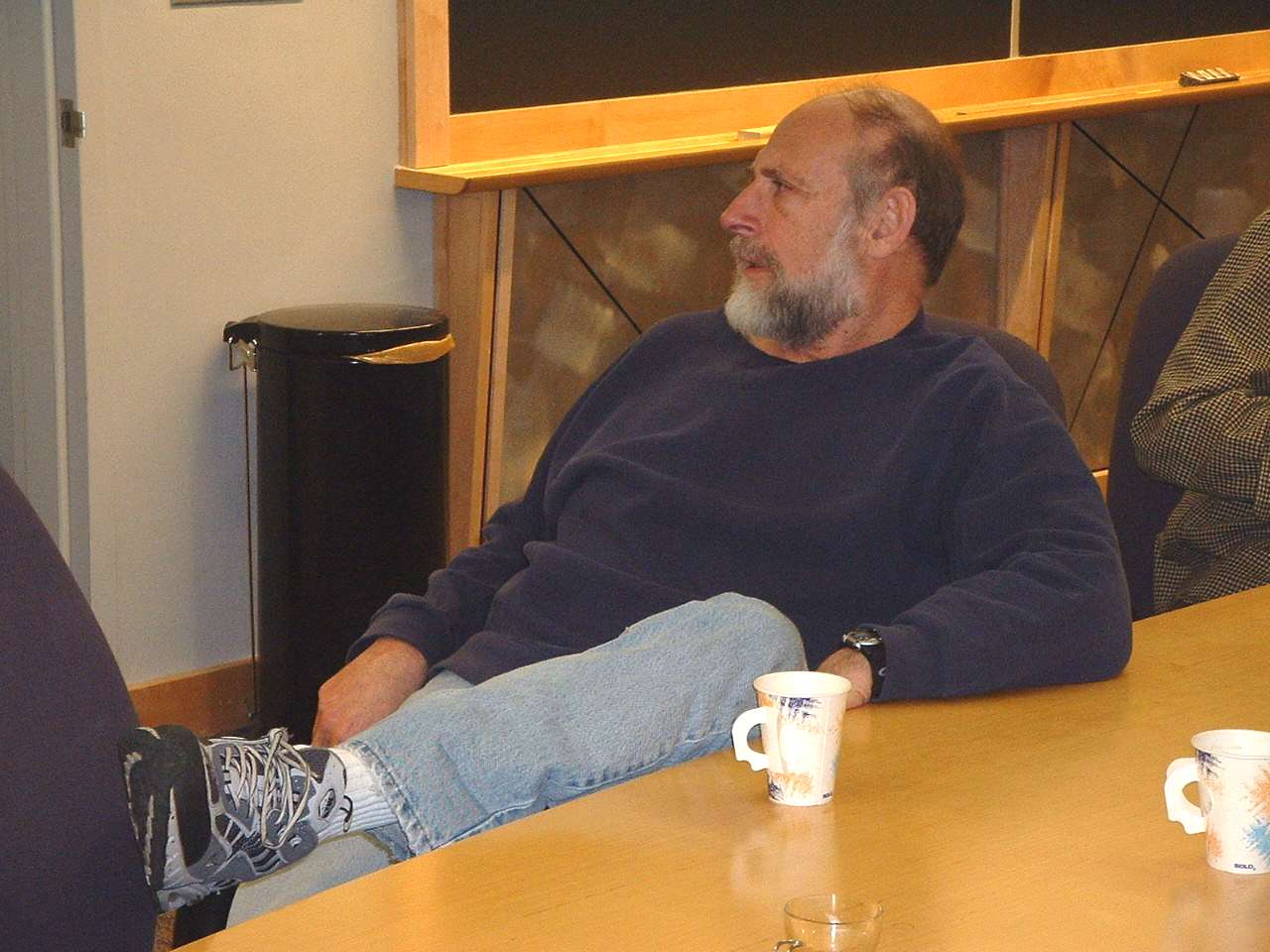Imagem de referência relacionada a Leonard Susskind, item descrito como físico norte-americano