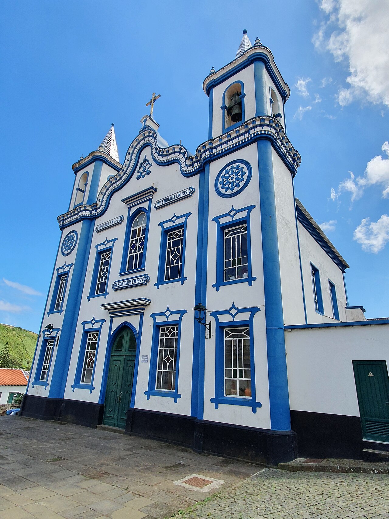 Imagem de referência de Igreja e Hospital da Santa Casa da Misericórdia de Praia da Vitória, descrito nos dados abertos como conjunto arquitetónico em Praia da Vitória