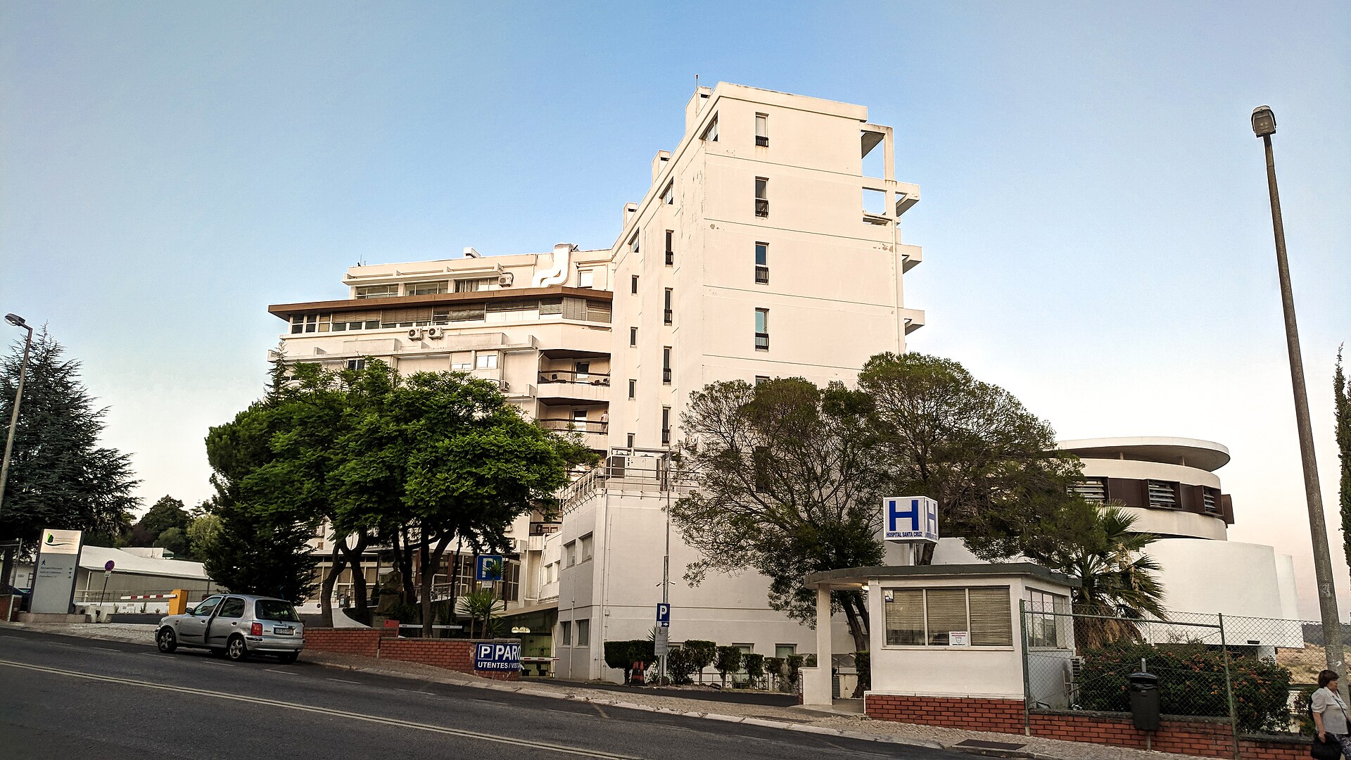 Imagem de referência de Hospital de Santa Cruz, descrito nos dados abertos como hospital público em Oeiras, Portugal