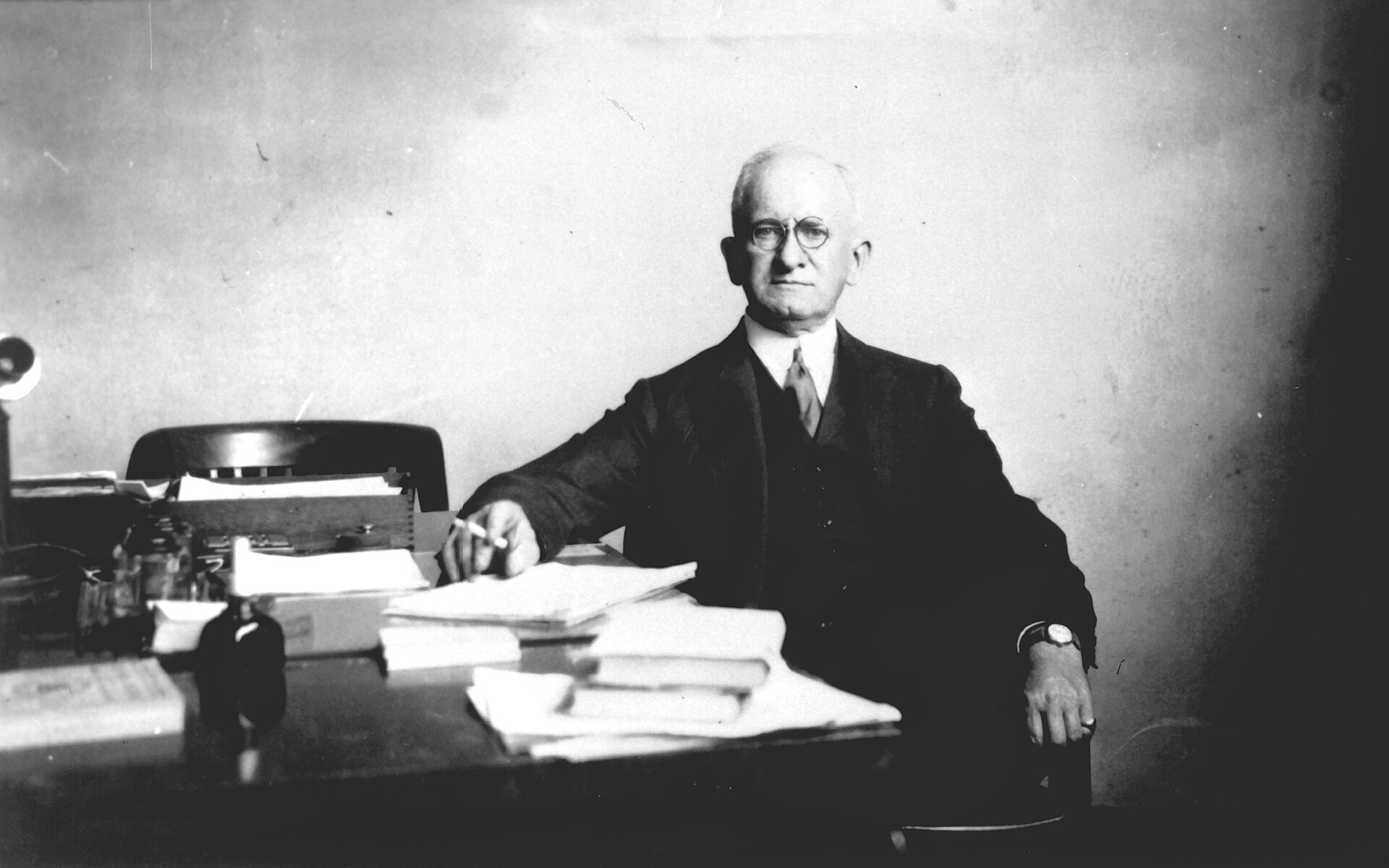 Imagem de referência relacionada a Hermann Munk, item descrito como professor académico alemão