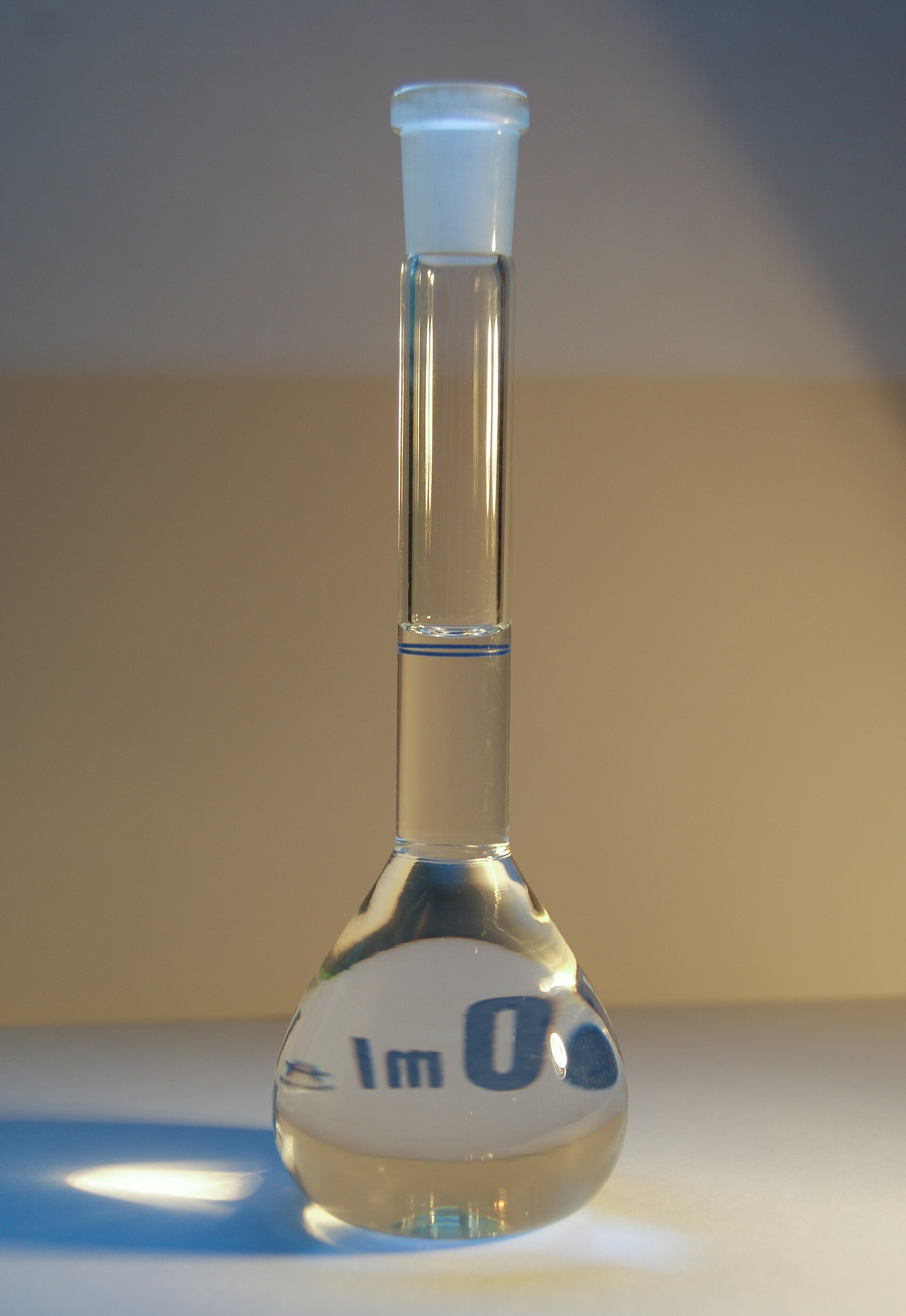 Imagem de referência de álcool isopropílico, descrito nos dados abertos como composto químico