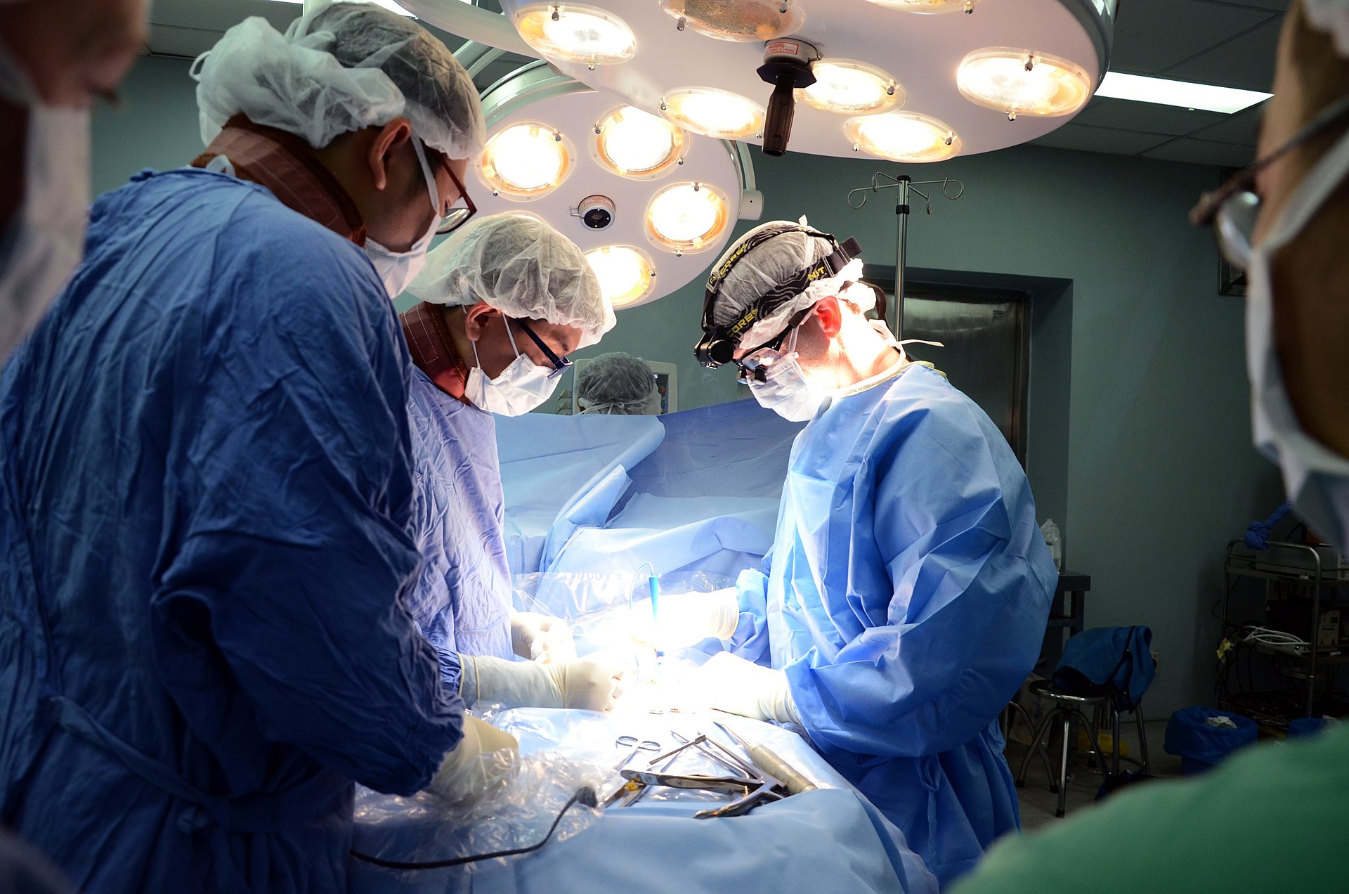 Imagem de referência relacionada a cirurgia na coluna, item descrito como cirurgia para corrigir possíveis anormalidades estruturais na coluna