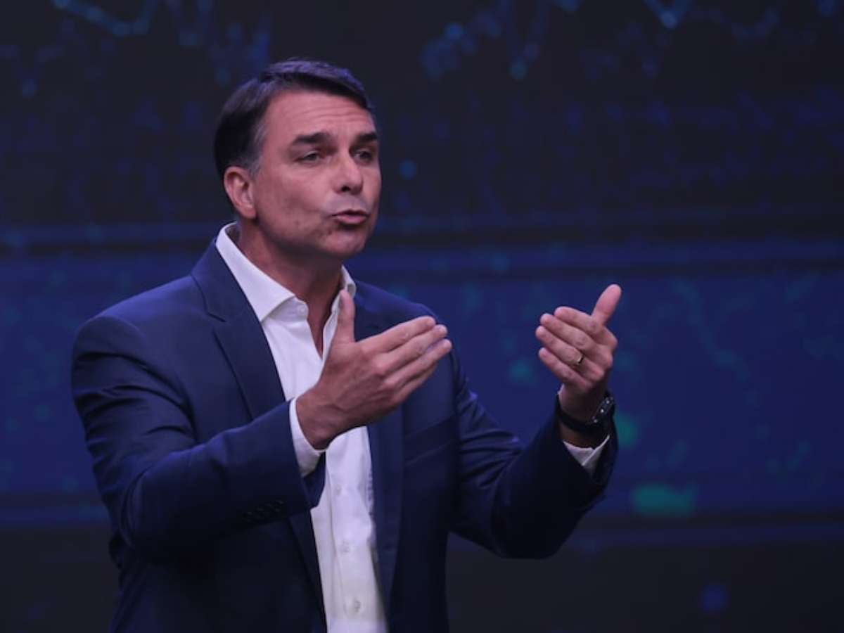 Flávio Bolsonaro fez festa em lancha com garotas de programa, diz revista