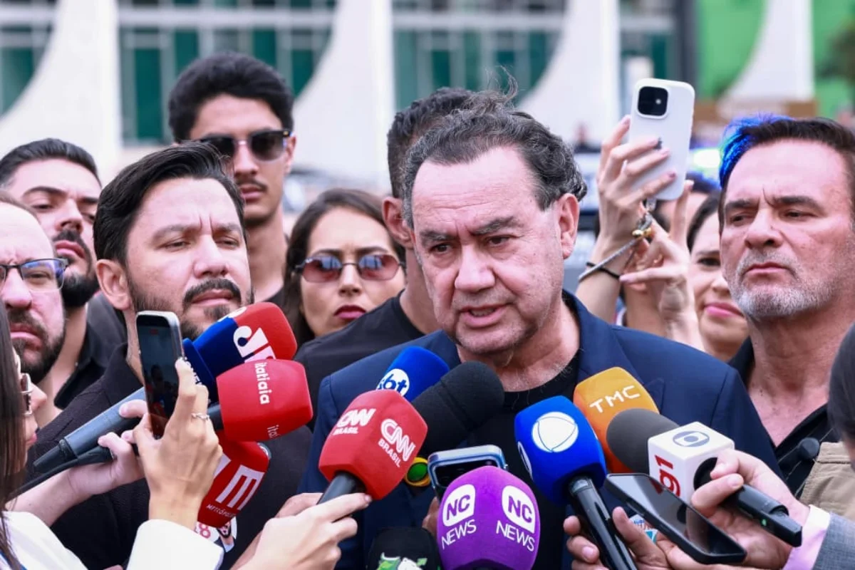 Imagem colorida,Augusto Cury fala com jornalistas na entrada do STF- Metrópoles