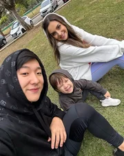 Pyong Lee, o filho Jake e a namorada, Natália Nasser posam juntos durante passeio
