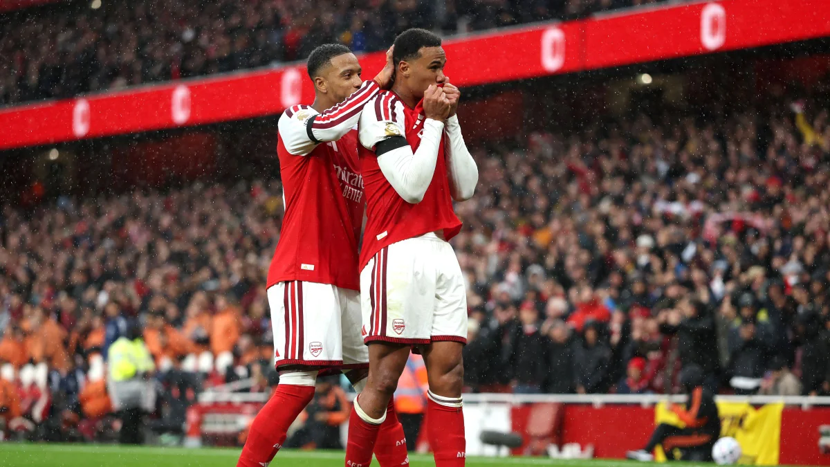 Premier League: com gol de Magalhães, Arsenal vence e encosta na liderança