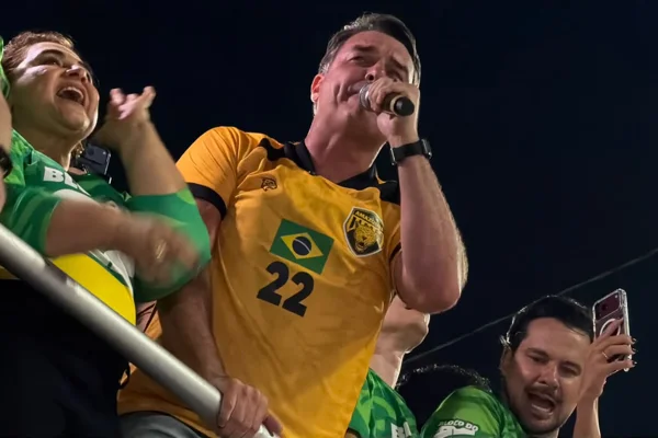 Flávio prepara ofensiva com influenciadores e eleva investimento nas redes