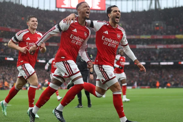Premier League: com gol de Magalhães, Arsenal vence e encosta na liderança - destaque galeria