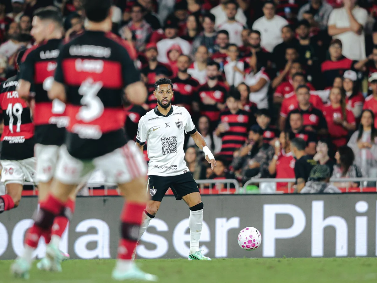 Web reclama de pênalti marcado para o Flamengo, mas Renan Lodi assume falta