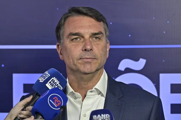 Flávio prepara ofensiva com influenciadores e eleva investimento nas redes