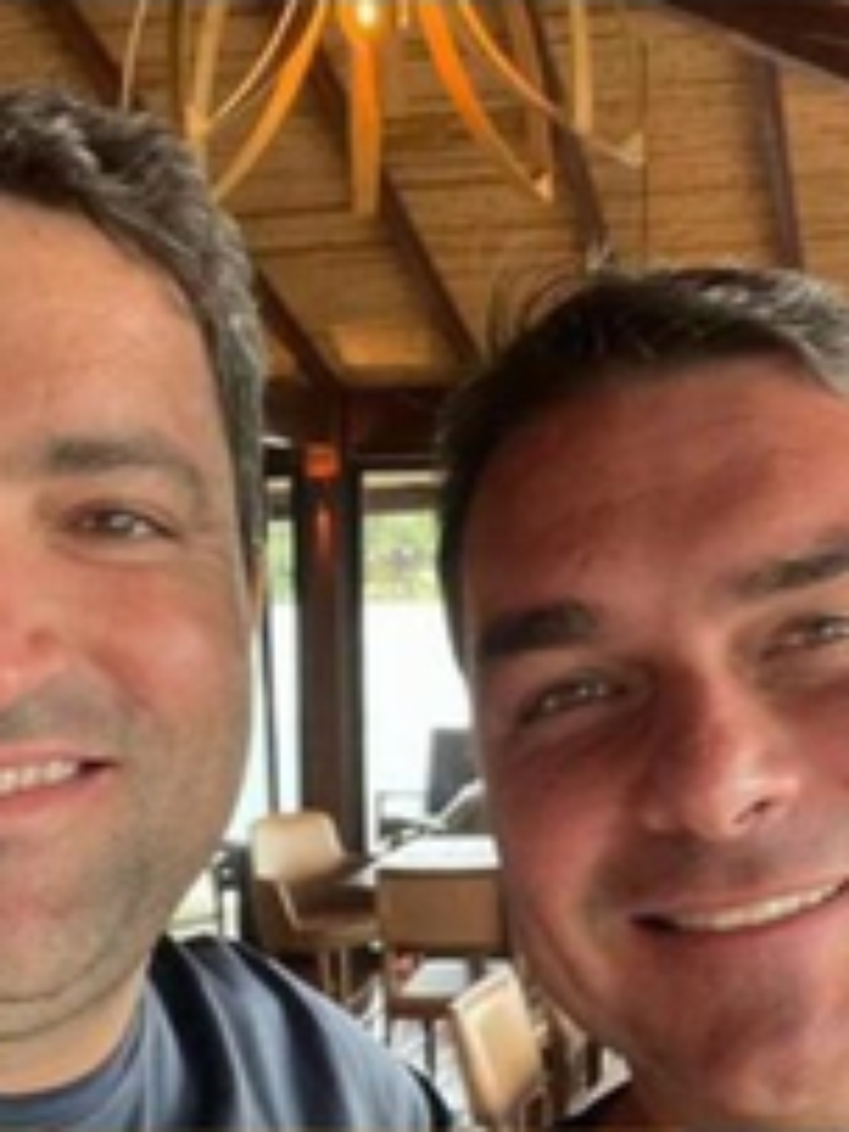 Moraes bloqueia R$ 6 bilhões e cancela passaportes de advogado investigado com Flávio Bolsonaro