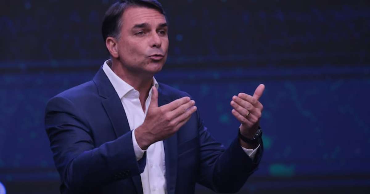 Flávio Bolsonaro fez festa em lancha com garotas de programa, diz revista