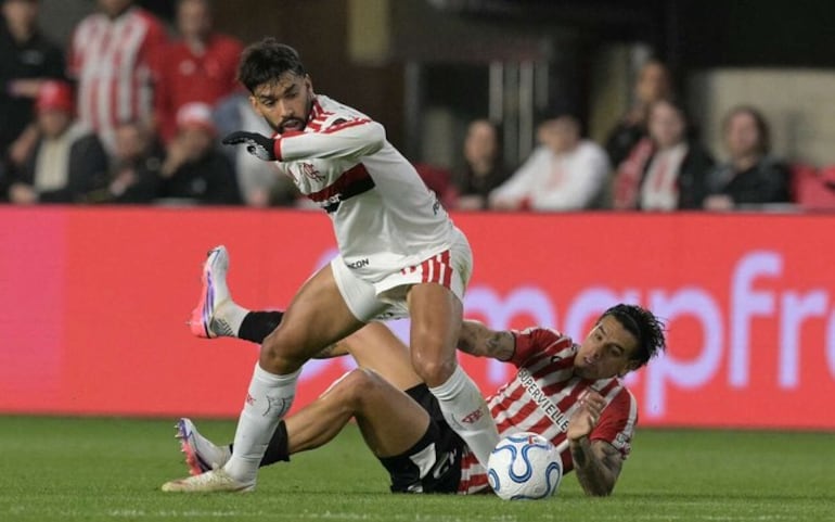 Estudiantes 19 arremates a gol. Flamengo, defensivo, lento? Cinco. Paquetá escapa de expulsão.‘Foi o juiz que não no deixou jogar’, tentou justificar Jardim
