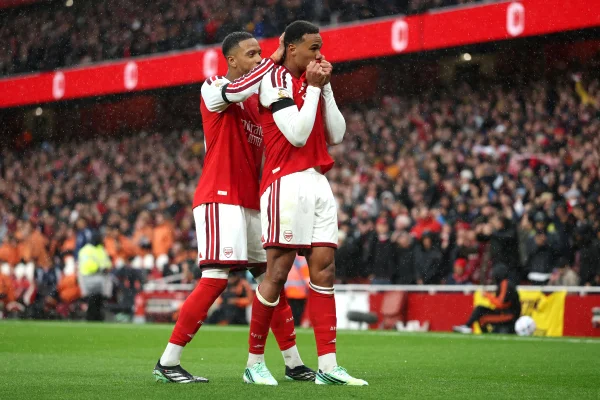 Premier League: com gol de Magalhães, Arsenal vence e encosta na liderança