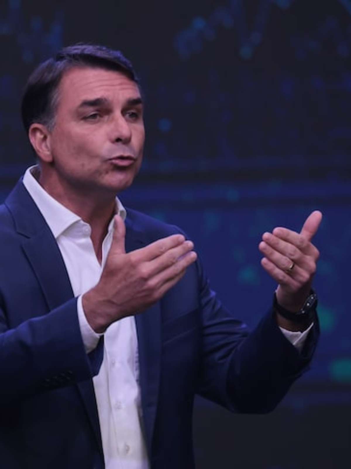 Flávio Bolsonaro fez festa em lancha com garotas de programa, diz revista