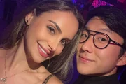Pyong Lee e a namorada, Natália Nasser posam sorridentes