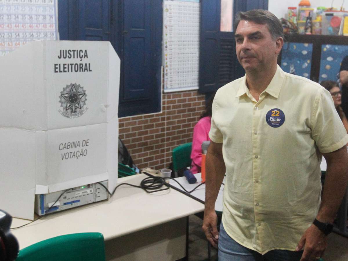 Flávio Bolsonaro pede ao TSE para estender votação em cidades de São Paulo, Paraná e Santa Catarina