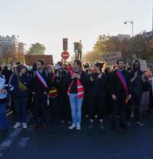 Estudantes se reúnem antes do início de uma manifestação contra a falta de recursos nas escolas, em Paris, nesta terça-feira, 6 de outubro de 2026. Foto: RFI