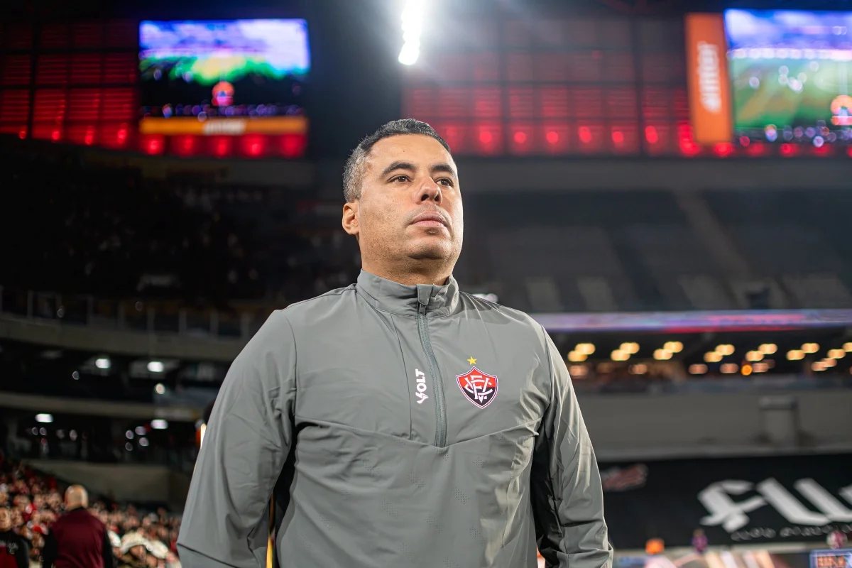 Jair Ventura aponta disparidade de investimentos e “cutuca” o Corinthians