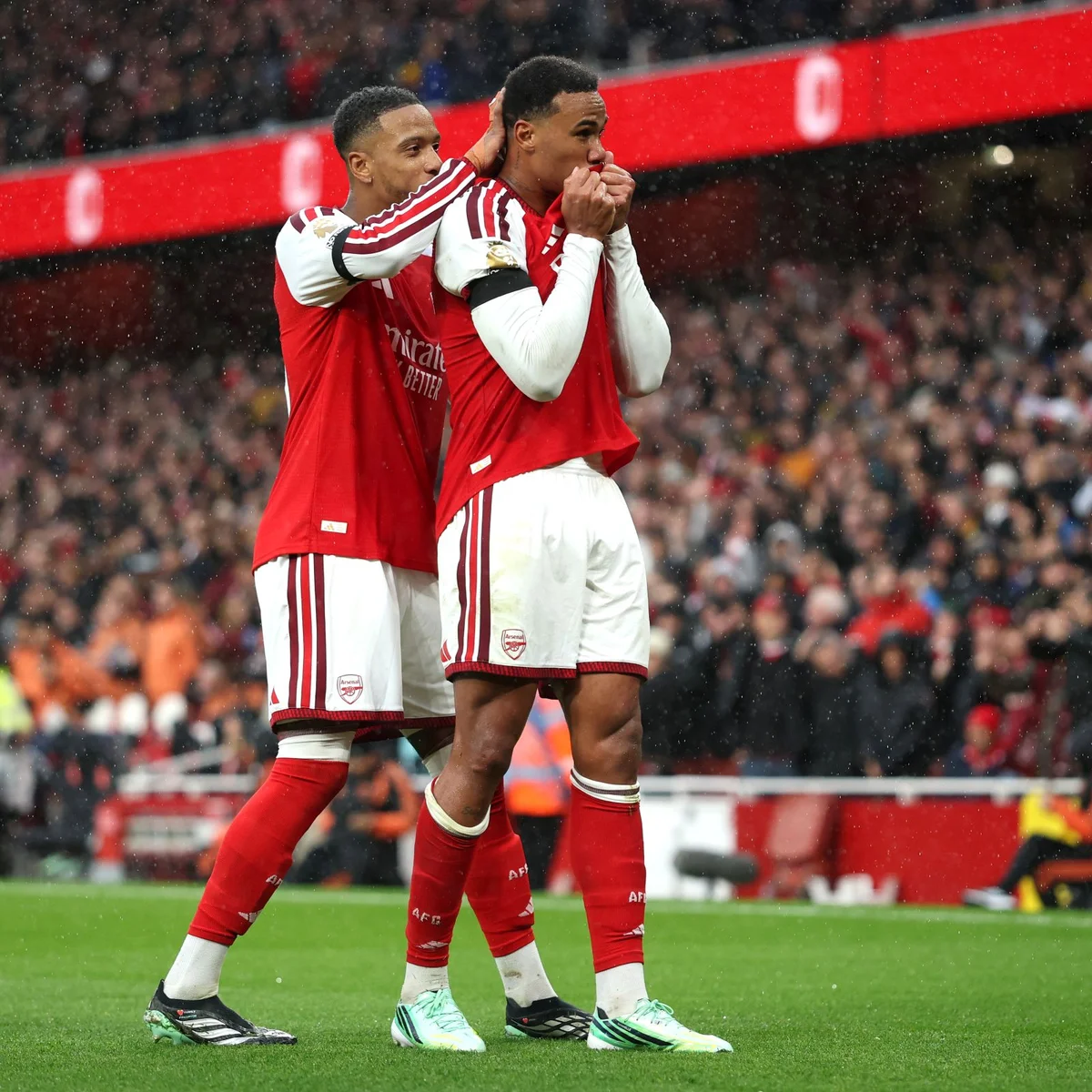 Premier League: com gol de Magalhães, Arsenal vence e encosta na liderança