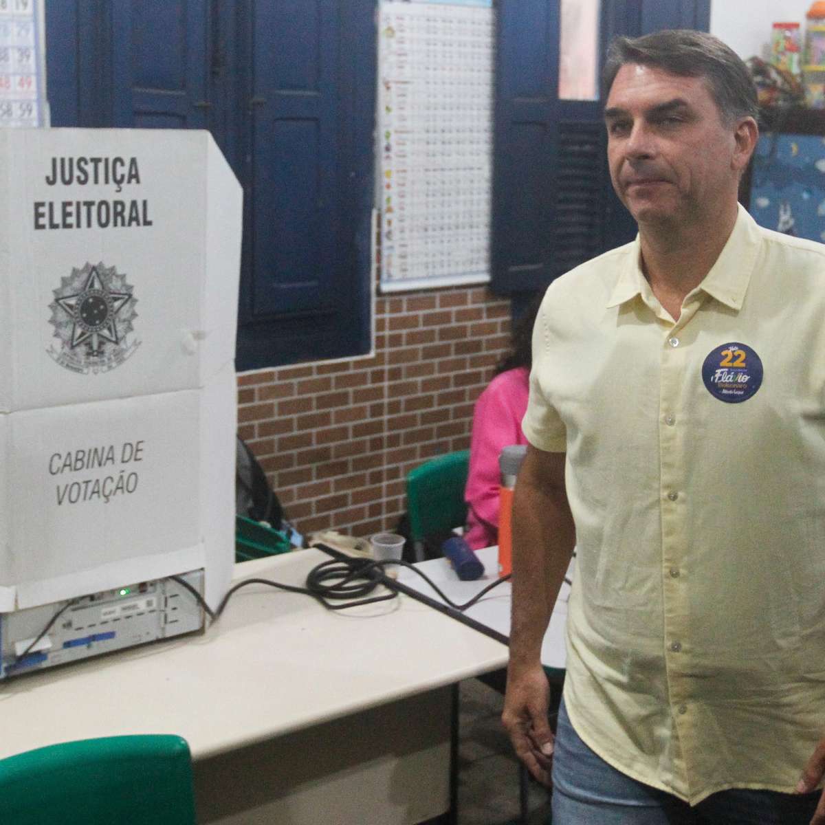 Flávio Bolsonaro pede ao TSE para estender votação em cidades de São Paulo, Paraná e Santa Catarina