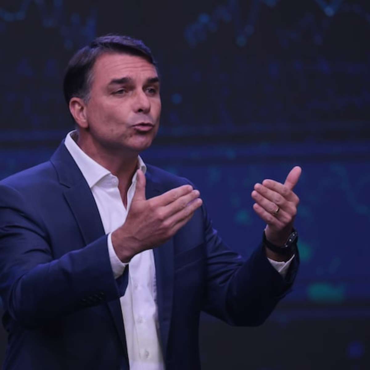 Flávio Bolsonaro fez festa em lancha com garotas de programa, diz revista