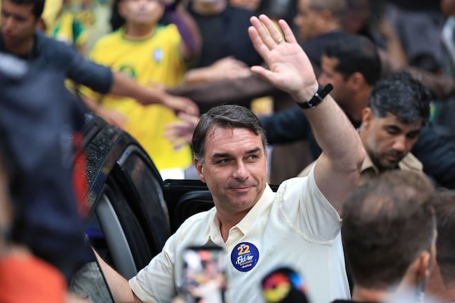 Trump aprovou entrada de Flávio Bolsonaro nos EUA após derrota na eleição brasileira, diz fonte