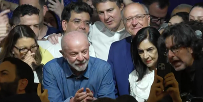 Lula chega para falar ap&oacute;s ser eleito Foto: Reprodu&ccedil;&atilde;o/Globo