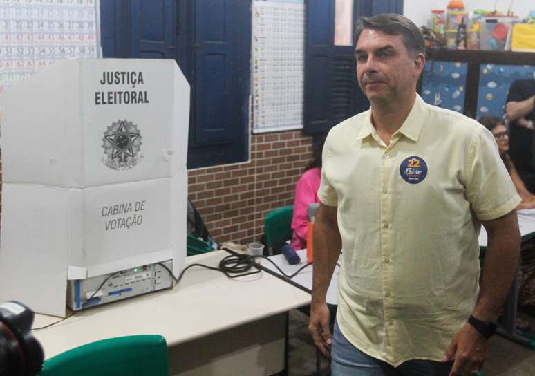 Flávio Bolsonaro pede ao TSE para estender votação em cidades de São Paulo, Paraná e Santa Catarina