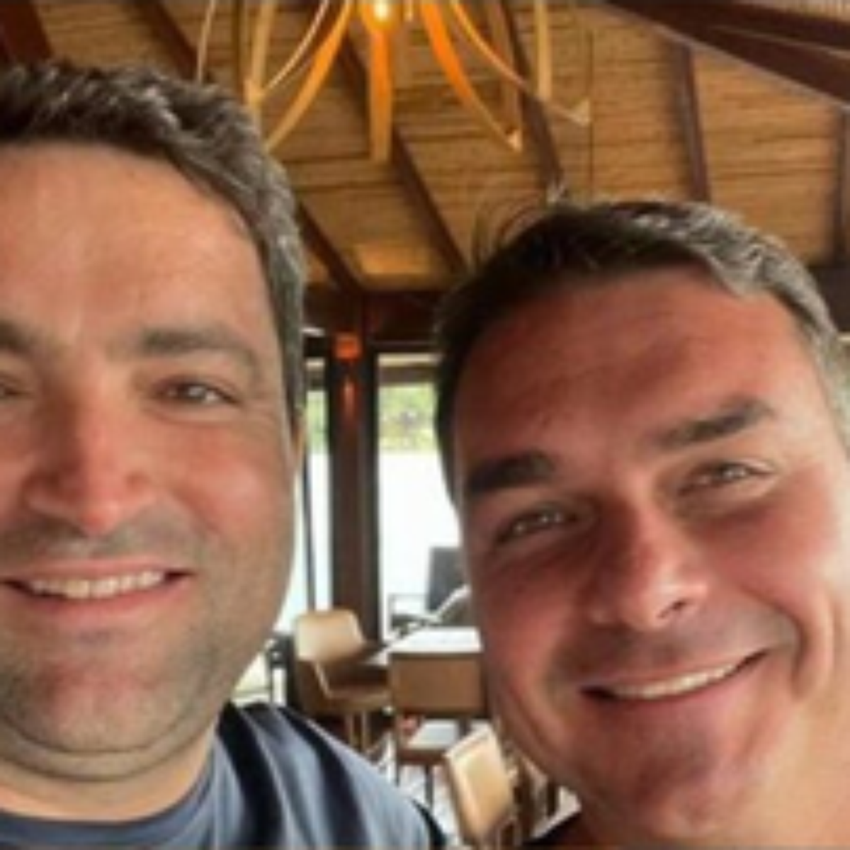 Moraes bloqueia R$ 6 bilhões e cancela passaportes de advogado investigado com Flávio Bolsonaro