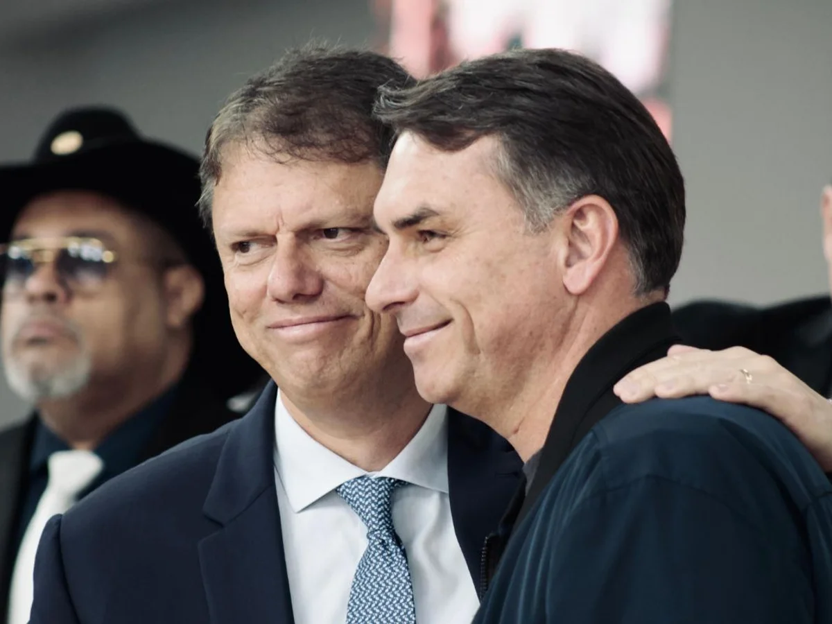 Com Tarcísio, Flávio Bolsonaro realiza seu último ato de campanha em SP