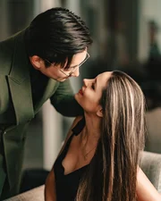 Pyong Lee e a namorada, Natália Nasser posam em clima de romance
