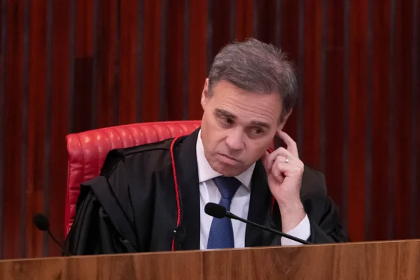 Lula vê decisão de Mendonça sobre sigilos como “rota de fuga” para Flávio - destaque galeria