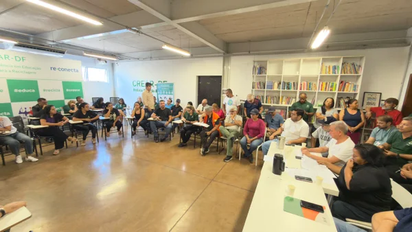 GDF faz reunião de emergência após incêndio em galpão de recicláveis