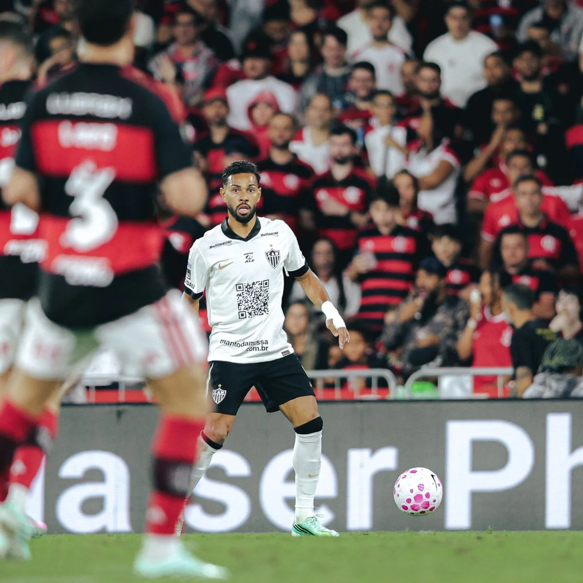 Web reclama de pênalti marcado para o Flamengo, mas Renan Lodi assume falta