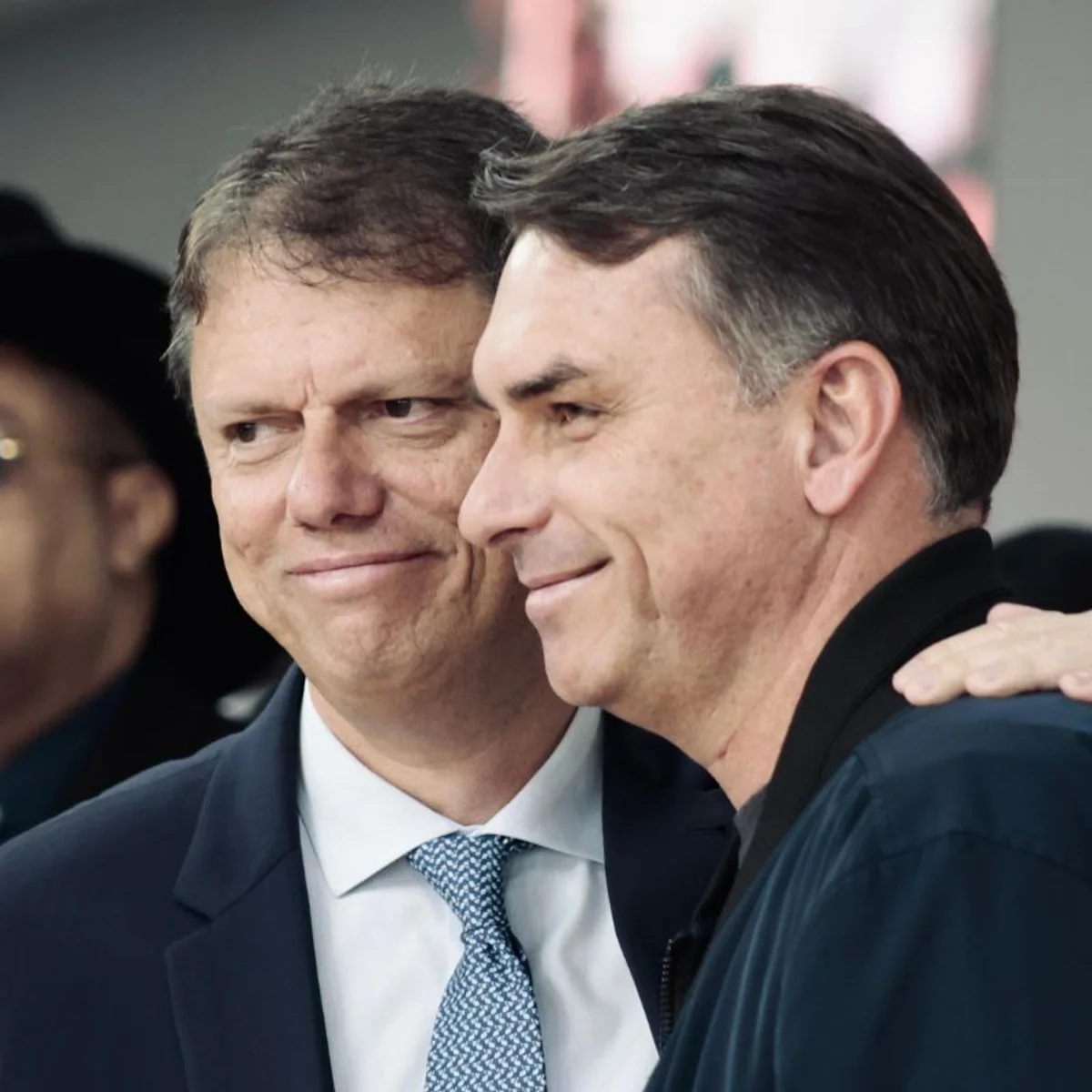 Com Tarcísio, Flávio Bolsonaro realiza seu último ato de campanha em SP