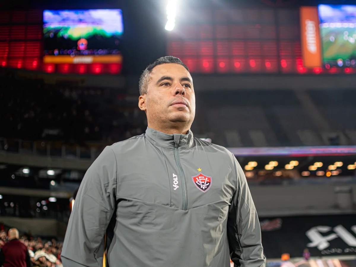Jair Ventura aponta disparidade de investimentos e "cutuca" o Corinthians