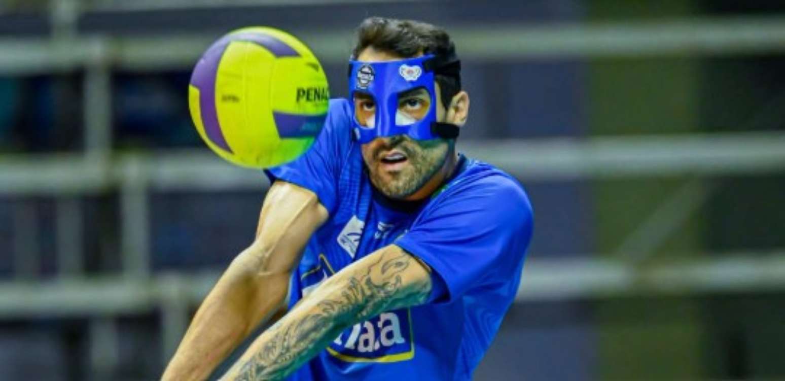 Douglas Souza jogou com uma máscara de proteção.
