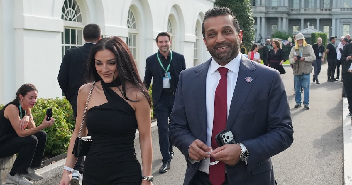O diretor do FBI, Kash Patel, se noivou de sua namorada de longa data, a cantora country Alexis Wilkins