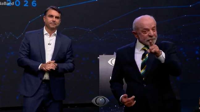 Malandro e machismo: Flávio Bolsonaro aproveita deslizes de Lula no debate da Band