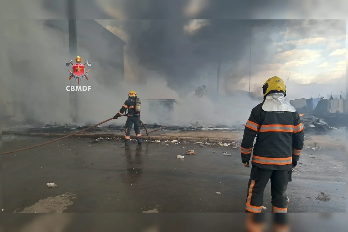GDF faz reunião de emergência após incêndio em galpão de recicláveis