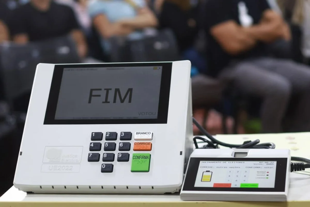 Imagem da matéria: Desmobilização de mesários impede votação em cédulas de papel, diz TRE-DF