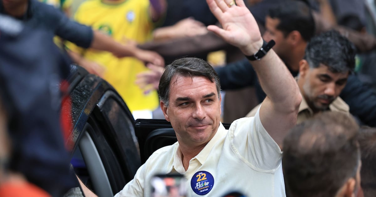 Trump aprovou entrada de Flávio Bolsonaro nos EUA após derrota na eleição brasileira, diz fonte
