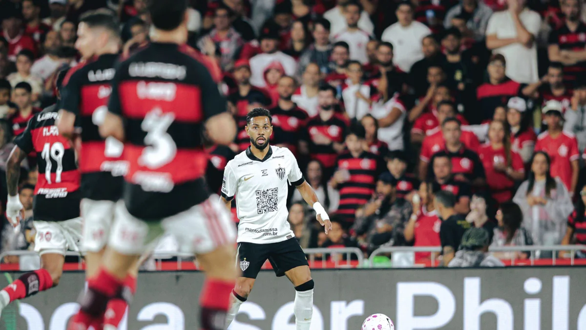 Web reclama de pênalti marcado para o Flamengo, mas Renan Lodi assume falta
