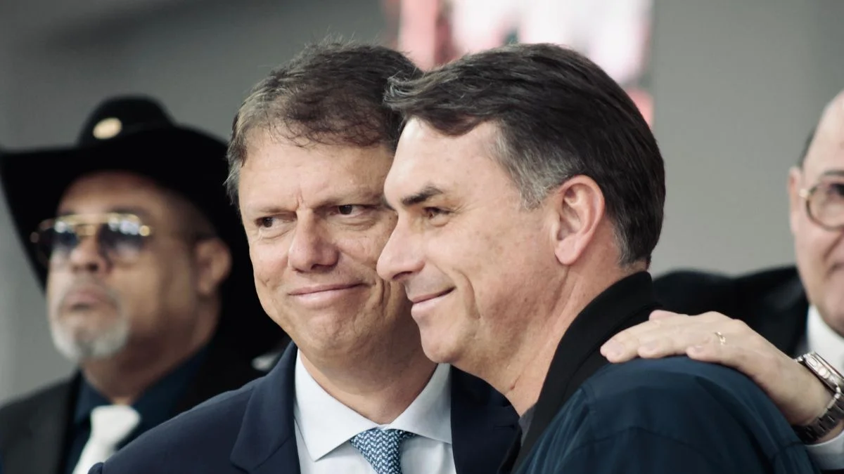 Com Tarcísio, Flávio Bolsonaro realiza seu último ato de campanha em SP